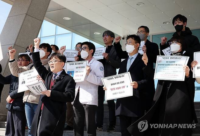 전북대 의대 교수들 "2천명 증원 정책 전면 철회하라" (전주=연합뉴스) 나보배 기자 = 정부의 의대 정원 확충으로 기존 142명에서 200명으로 전북대 의대 정원이 늘어난 20일, 전북대 의대 및 전북대병원 비상대책위원회 교수들이 대학 본부 앞에서 반대 기자회견을 열고 있다. 2024.3.20 warm@yna.co.kr