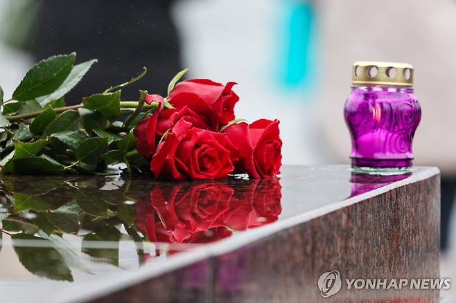 22일(현지시간) 러시아 공연장 테러 희생자 추모하는 꽃 [타스 연합뉴스]