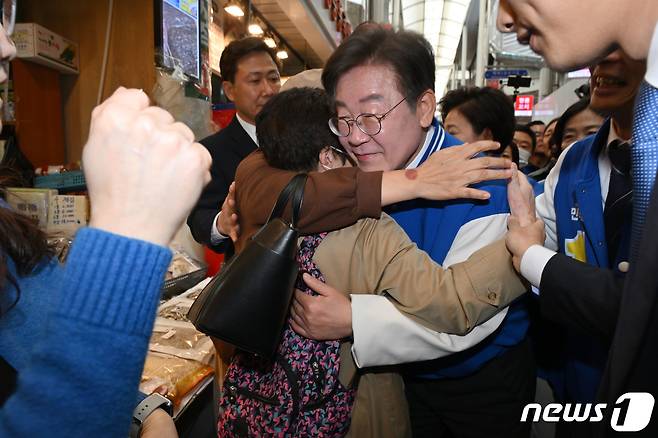 이재명 더불어민주당 대표가 24일 서울 송파구 잠실 새마을전통시장을 방문해 한 할머니와 포옹을 하고 있다. (공동취재)2024.3.24/뉴스1 ⓒ News1 김도우 기자