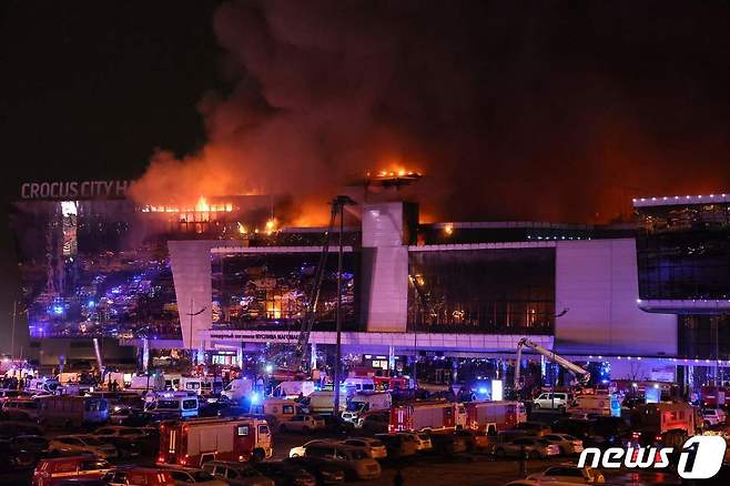 22일 (현지시간) 러시아 모스크바 외곽 크라스노고르스크의 크로커스 시티홀에 무장 괴한들이 총기를 난사해 최소 143명이 숨진 현장서 구조 차량들이 출동을 하고 있다. 2024. 3. 24 ⓒ AFP=뉴스1 ⓒ News1 우동명 기자