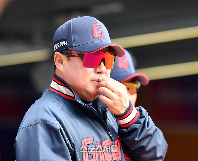 롯데 김태형 감독이 24일 인천SSG랜더스필드에서 열린 2024 KBO리그 정규시즌 SSG전에 앞서 훈련을 지켜보고 있다. 문학 | 강영조기자 kanjo@sportsseoul.com