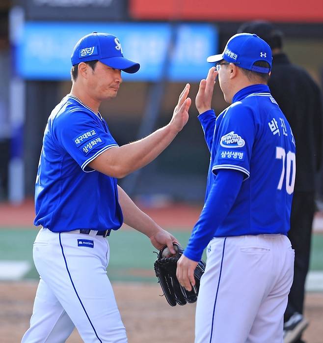 오승환이 9회말 마운드에 올라 시즌 첫 세이브를 달성한 후 박진만 감독과 하이파이브를 하고 있다. 사진 | 삼성 라이온즈