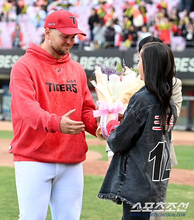 이날 새벽 한국에 도착한 크로우의 아내가 남편의 첫 승을 축하했다.
