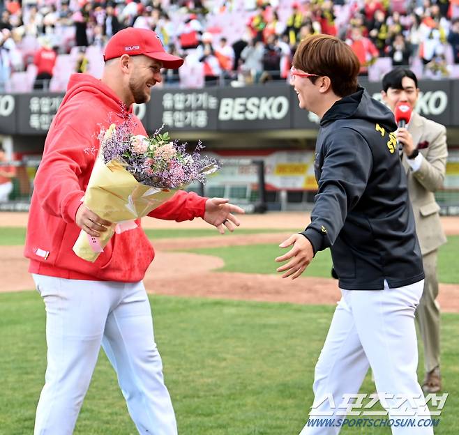 '크로우 축하해!' 양현종이 먼저 나와 그를 안아주자