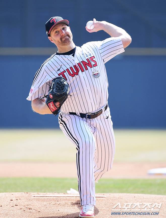 23일 잠실야구장에서 열린 KBO리그 LG와 한화의 개막전. 힘차게 투구하고 있는 LG 선발 엔스. 잠실=송정헌 기자songs@sportschosun.com/2024.03.23/