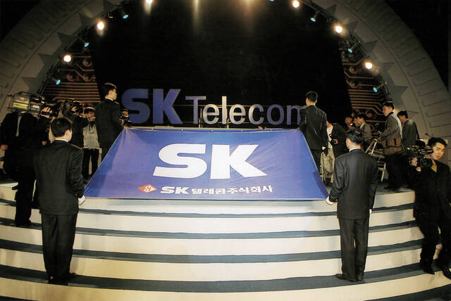 SK텔레콤이 오는 29일 창사 40주년을 앞두고 회사의 지난 역사를 돌아보는 '회사를 수놓은 10대 순간'을 선정해 발표했다. 사진은 1997년 당시 SK텔레콤 CI 선포식. /SK텔레콤