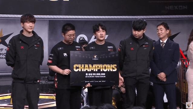 우승을 차지한 KT롤스터 선수단