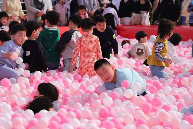 논산딸기 축제 '딸기 과학 키즈존'에서 아이들이 재밌게 놀고 있다./논산시청