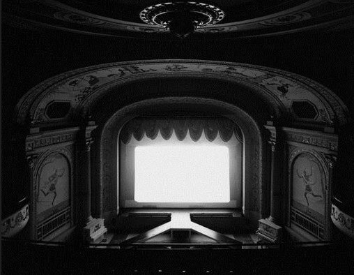 일본 사진가 스기모토 히로시의 텅 빈 극장 이미지. 우리는 한때 그곳을 가득 메웠을 관객과 앞으로 올지 모르는 관객을 상상한다. 사진 출처 위키아트