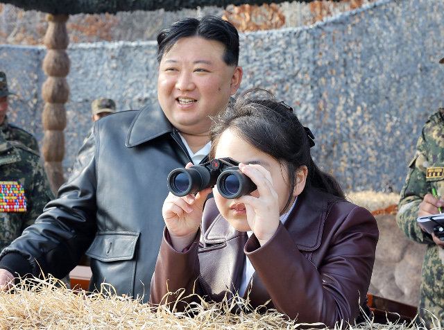 아버지 김정은과 함께 15일 북한군 항공육전병(공수부대) 훈련을 참관하러 간 김주애가 쌍안경으로 현장을 살펴보고 있다. 사진 출처 조선중앙통신