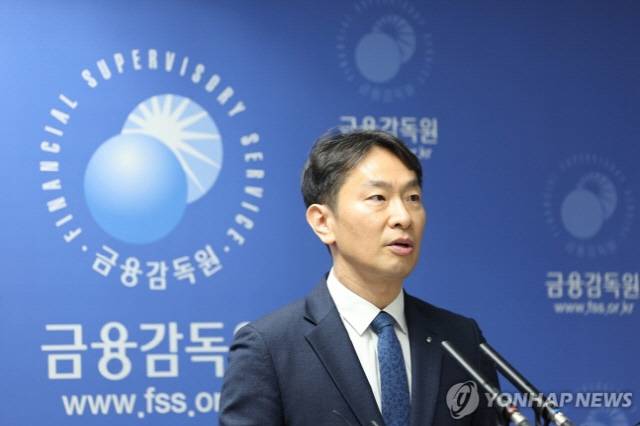 이복현 금융감독원장이 지난 11일 오전 서울 영등포구 금융감독원에서 홍콩 H지수 연계 ELS 대규모 손실 관련 분쟁조정기준안 발표 기자회견에서 발언하고 있다. <연합뉴스>