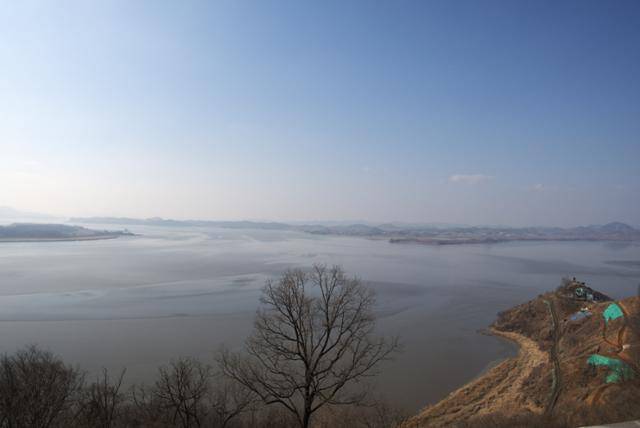 오두산성에서 내려다보이는 한강과 임진강의 합수 지점. 신라가 설인귀의 당군을 패주시킨 천성 수군전투의 현장이기도 하다. 정면 멀리 북한 땅이 보이는 가운데 왼편 물줄기는 한강, 오른쪽은 임진강이다.