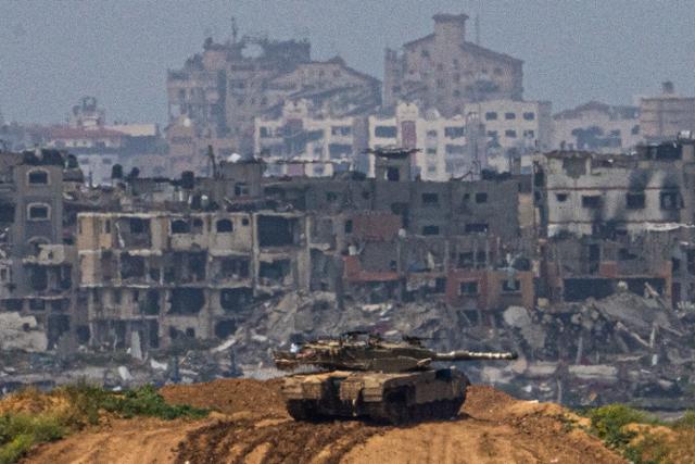 지난 19일 이스라엘 남부 국경에 가자지구를 향해 총부리를 겨눈 이스라엘군 전차가 멈춰 서 있다. 가자=AP 뉴시스