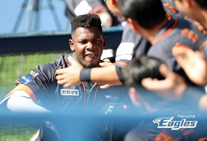 한화 페라자가 24일 잠실 LG전서 홈런을 기록한 뒤 더그아웃에서 동료들의 축하를 받고 있다. 사진=한화 제공