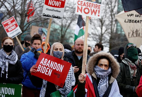 지난 2월 1일 조 바이든 대통령의 미시간주 방문에 맞춰 아랍계 유권자들이 미국의 중동정책을 비판하는 집회를 벌이고 있다. 로이터=연합뉴스