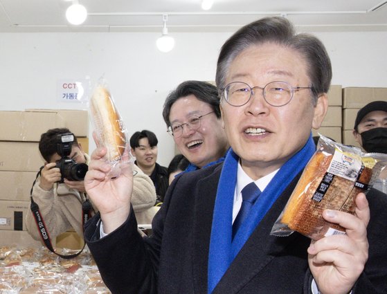 이재명 더불어민주당 대표가 5일 오후 서울 영등포 뉴타운 지하쇼핑몰을 찾아 빵을 구매하고 있다. 뉴스1
