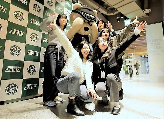 스타벅스의 첫 대학생 서포터즈인 '스타터즈' 서포터들이 2월 20일 서울 중구에 있는 스타벅스 지원센터에서 기념촬영을 하는 모습/ 스타벅스 제공