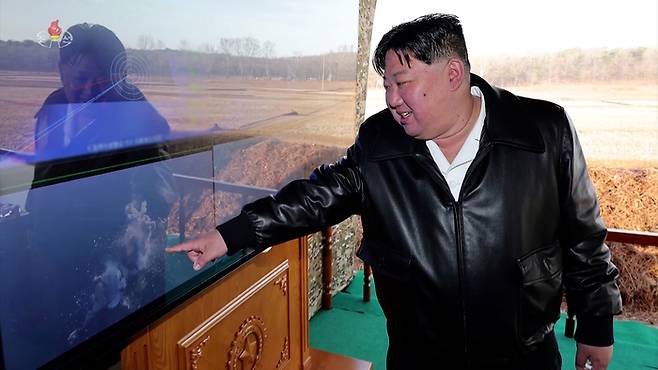 김정은 북한 국무위원장이 지난 18일 초대형 방사포를 장비하고 중요 화력 타격 임무를 맡고있는 서부지구의 포병부대 사격훈련을 지도했다고 조선중앙TV가 19일 보도했다. 조선중앙TV 화면|연합뉴스