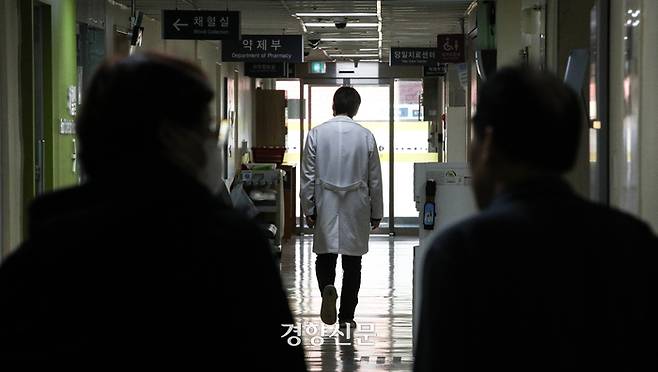 의대정원 증원에 반대하는 전공의들의 집단 행동이 이어지고 있는 지난 13일 서울시내 병원에서 의료진들이 이동하고 있다. 성동훈 기자