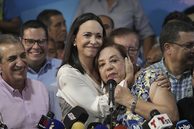 지난 22일 베네수엘라 카라카스에서 열린 야당 연합 대선후보 선출 행사에서 코리나 요리스(오른쪽)가 야권 지도자인 마리아 코리나 마차도 정책고문에게 안겨 있다. [AP=연합뉴스]