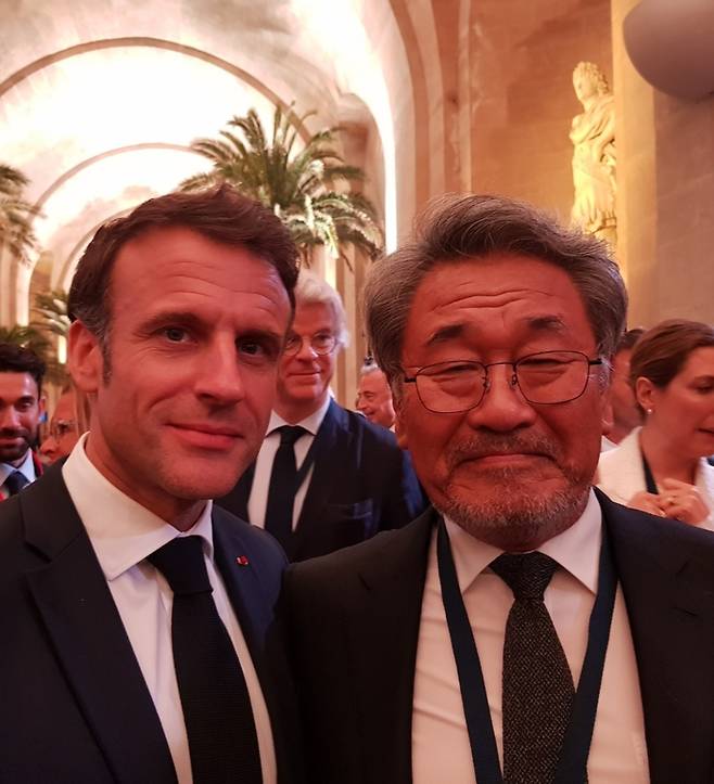 지난해 5월 프랑스 베르사유 궁전에서 열린 ‘추즈 프랑스’ 행사에서 최진철 시아스 회장(오른쪽)이 마크롱 프랑스 대통령과 기념촬영하고 있다.
