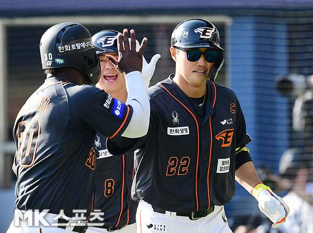 페라자(왼쪽)와 채은성(오른쪽). 사진(잠실 서울)=김영구 기자