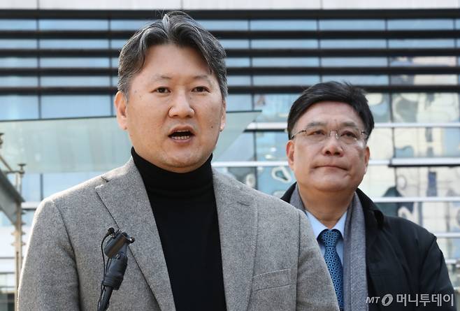(서울=뉴스1) 이광호 기자 = 김창수 전국 33개 의과대학 교수협의회(전의교협) 회장이 14일 오후 서울 서초구 행정법원에서 열린 의대 증원 취소 집행정지 사건 심문기일에 출석하며 입장을 밝히고 있다. 오른쪽은 전의교협 법률대리인 이병철 변호사. 2024.3.14/뉴스1  Copyright (C) 뉴스1. All rights reserved. 무단 전재 및 재배포,  AI학습 이용 금지. /사진=(서울=뉴스1) 이광호 기자