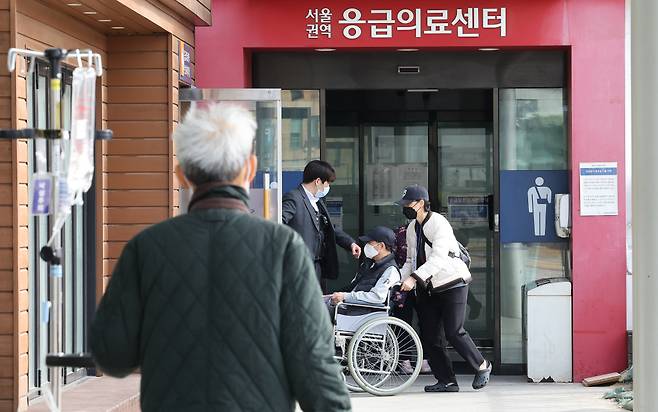 24일 서울 시내 한 대학병원에서 환자와 보호자가 발걸음을 옮기고 있다./사진=뉴스1