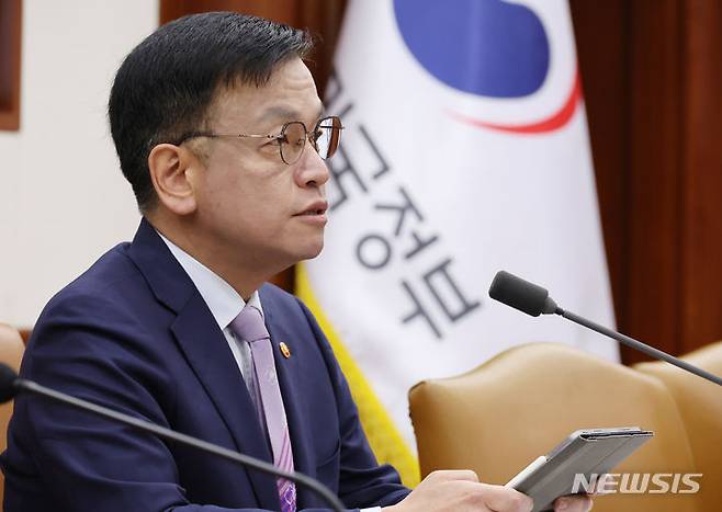 [서울=뉴시스] 김명원 기자 = 최상목 경제부총리 겸 기획재정부 장관이 13일 오전 서울 종로구 정부서울청사에서 열린 비상경제장관회의에 참석해 발언하고 있다. 2024.03.13. kmx1105@newsis.com