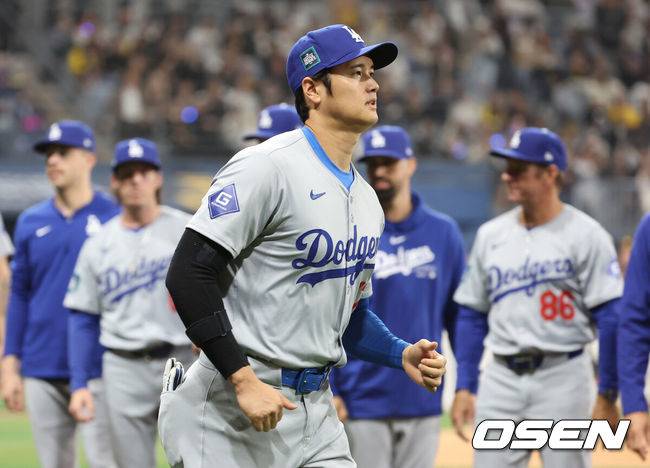 [OSEN=고척돔, 지형준 기자] 20일 오후 서울 고척스카이돔에서&nbsp;‘MLB 월드투어 서울 시리즈’&nbsp;LA 다저스와 샌디에이고 파드리스의 경기가 열렸다. 경기에 앞서 LA 다저스 오타니 쇼헤이가 행사를 마치고 더그아웃으로 가고 있다. 2024.03.20 /jpnews@osen.co.kr