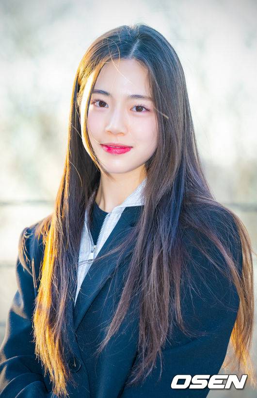 [OSEN=민경훈 기자] KBS2 주말드라마 '효심이네 각자도생'에서 이루비 역을 연기한 배우 이가연이 최근 서울 마포구 합정동 OSEN에서 인터뷰를 가졌다.배우 이가연이 카메라 앞에서 포즈를 취하고 있다. 2024.03.23 / rumi@osen.co.kr