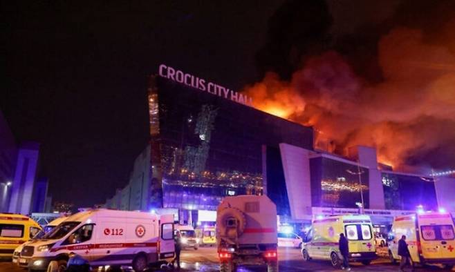 22일(현지 시각) 무차별 총격 사건이 벌어진 러시아 모스크바 외곽 대형 콘서트장에서 화염이 치솟고 있다. 로이터연합뉴스