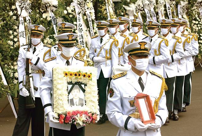 2004년 8월5일 서울 신당동 서울경찰청 기동단에서 열린 서울 서부경찰서 심재호 경위와 이재현 경장의 영결식에서 심 경위의 관이 경찰의장대에 의해 운구되고 있다. ⓒ연합뉴스