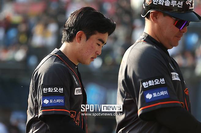 ▲ 한화 이글스 2루수 문현빈이 23일 잠실 LG 트윈스전에서 자신의 실책 이후 대량 실점으로 이어지자 고개를 숙이고 있다. ⓒ곽혜미 기자