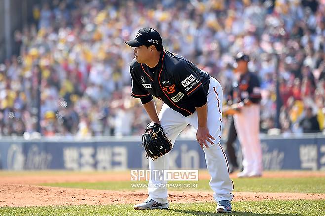 ▲ 한화 이글스 류현진이 마음처럼 되지 않은 제구와 실점 상황에 아쉬운 마음을 표현하고 있다. ⓒ곽혜미 기자