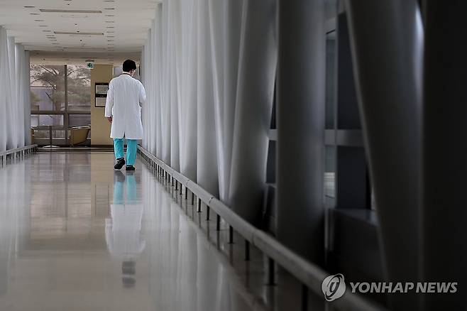 의대교수 사직·전공의 면허정지 현실화되나 (서울=연합뉴스) 임화영 기자 = 정부의 의대 정원에 반발한 전국 의대 교수들의 사직서 제출과 전공의 면허정지 처분을 하루 앞둔 24일 서울 시내의 한 대학병원에서 의료진이 이동하고 있다.
    전국 의대 교수 비상대책위원회는 25일부터 19개 대학별로 사직서를 제출하기로 결의했으며, 보건복지부는 업무개시명령에도 돌아오지 않은 전공의들의 면허를 내일부터 차례로 정지시킬 계획이다. 2024.3.24 hwayoung7@yna.co.kr