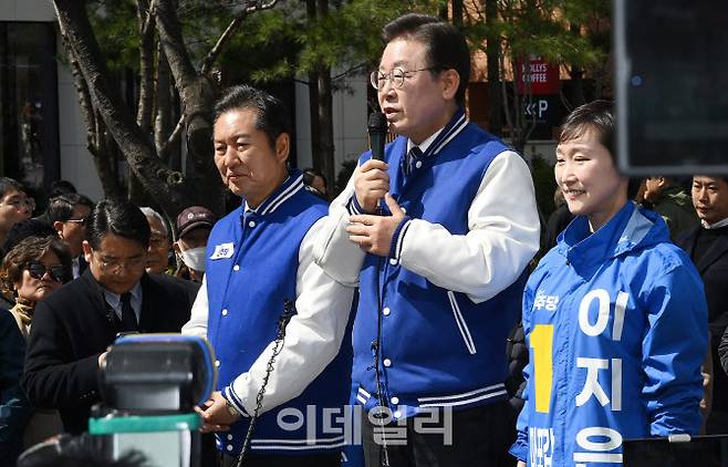 이재명 더불어민주당 상임공동선거대책위원장이 지난 18일 서울 마포구 경의선숲길을 방문해 현장 기자회견을 하고 있다. (사진=이데일리 방인권 기자)
