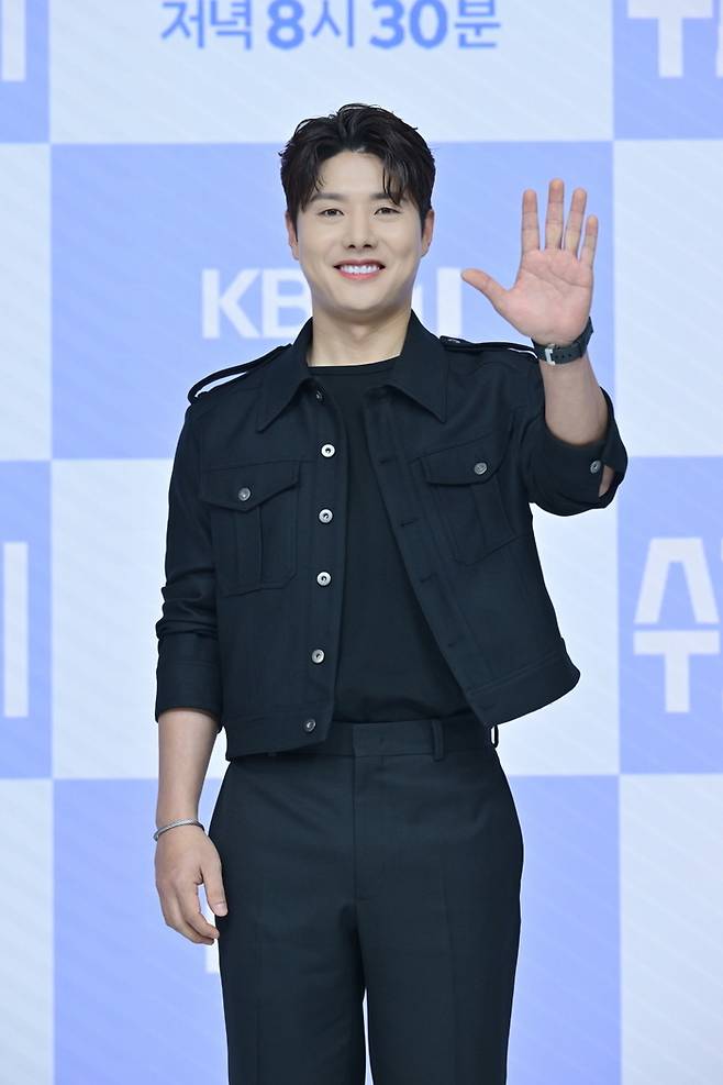 25일 오후 KBS1 새 일일드라마 ‘수지맞은 우리’ 온라인 제작발표회가 열렸다. 배우 신정윤이 포즈를 취하고 있다. 사진 | KBS