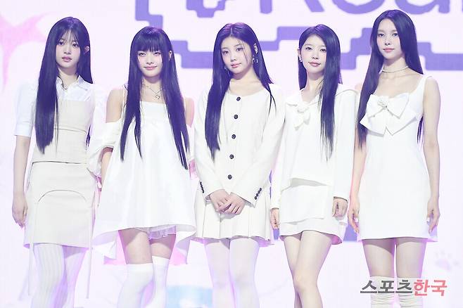 첫 번째 미니 앨범 '슈퍼 리얼 미(SUPER REAL ME)' 데뷔 쇼케이스에 참석한 그룹 '아일릿'(ILLIT/ 윤아 민주 모카 원희 이로하). ⓒ이혜영 기자 lhy@hankooki.com
