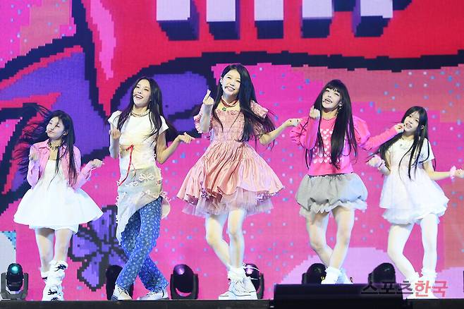 첫 번째 미니 앨범 '슈퍼 리얼 미(SUPER REAL ME)' 데뷔 쇼케이스에 참석한 그룹 '아일릿'(ILLIT/ 윤아 민주 모카 원희 이로하). ⓒ이혜영 기자 lhy@hankooki.com