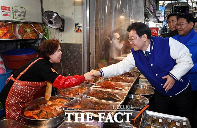 이재명 더불어민주당 대표가 20일 오후 인천 서구 정서진중앙시장을 방문해 인천에 출마한 각 지역구 후보들과 함께 시민들에게 인사하고 있다. /배정한 기자