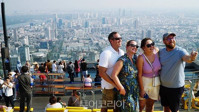 마하나콘 스카이워크 78층 야외전망대 (사진. 김관수)