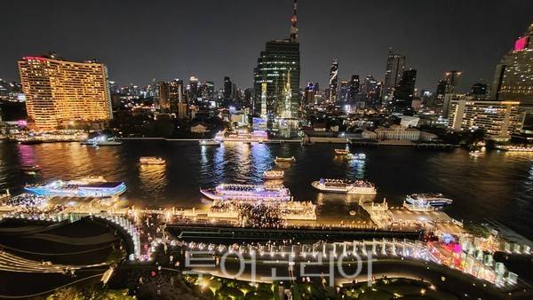아이콘 시암 앞에서 출발하는 디너크루즈 (사진. 김관수)