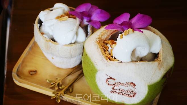 신선한 코코넛으로 만든 아이스크림 (사진. 김관수)