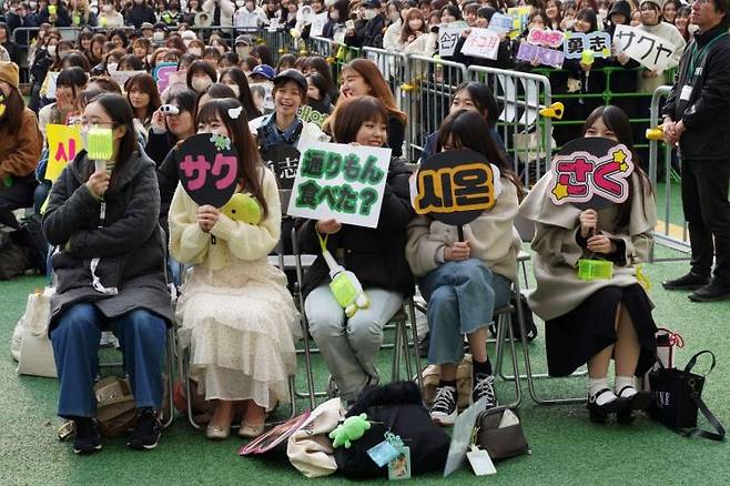 NCT WISH의 한국관광 홍보토크쇼를 보기 위해 모인 일본인 팬들. [사진제공 = 한국관광공사]