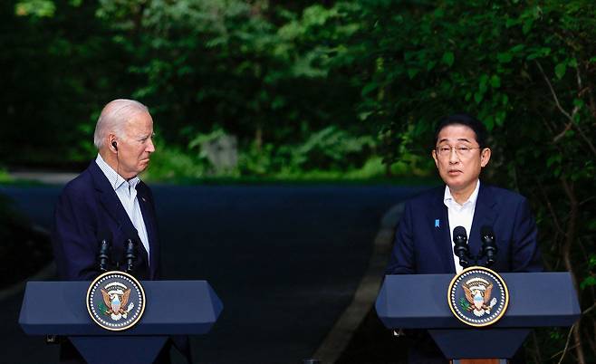 조 바이든 대통령(왼쪽)과 기시다 후미오 일본 총리가 지난해 8월 캠프 데이비드에서 열린 한미일 정상회담 이후 기자회견을 하고 있다. /로이터 연합뉴스