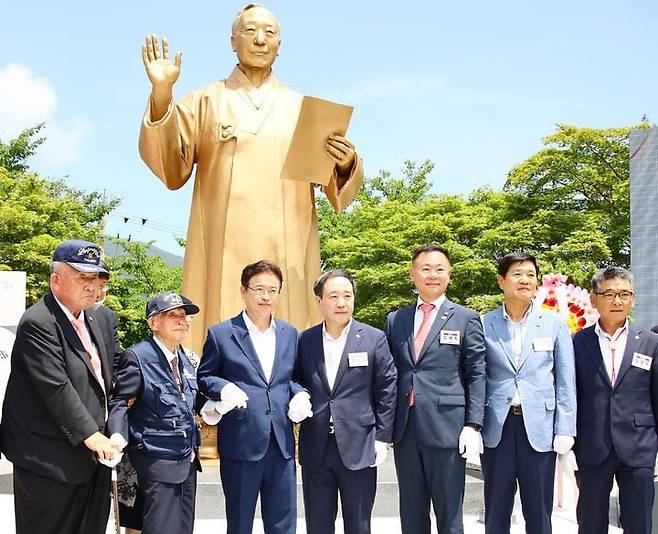 지난해 7월 이승만 전 대통령 동상 제막식에 참석한 김재욱(오른쪽 세번째) 칠곡군수가 이철우 경북도지사(왼쪽 세번째를 비롯한 주요 내빈과 기념 촬영을 하고 있다.