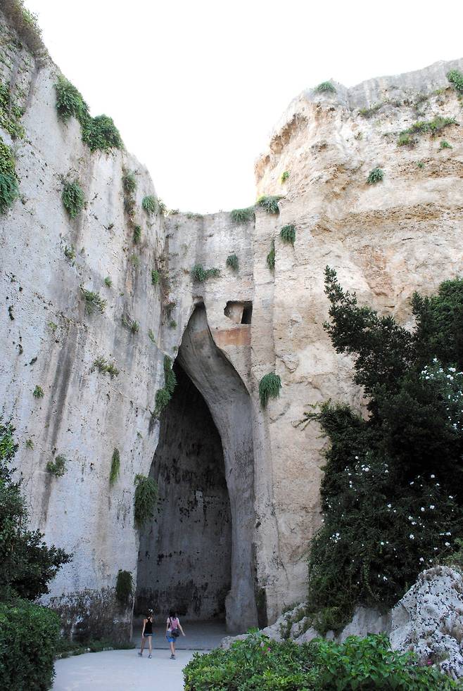 시라쿠사 고고학 공원 안에 위치한 동굴 '디오니시오의 귀'.