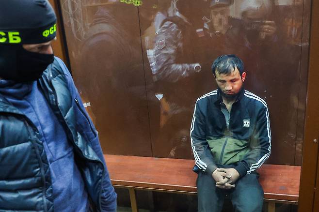 22일(현지 시각)  러시아 수도 모스크바 외곽에 위치한 대형 공연장에 모인 군중을 대상으로 한 무차별 총격 및 방화 테러 용의자 4명 중 한 명인 파리두니 샴시딘이 바스마니 지방 법원에서 열린 재구속 심리에 출석했다. / 타스 연합뉴스