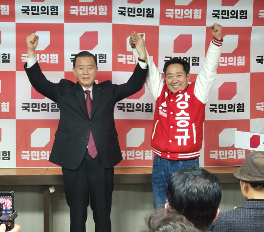 국민의힘 홍문표 국회의원이 25일 예산사무실에서 강승규 후보에 대한 지지를 선언하고 있다. 김동근 기자